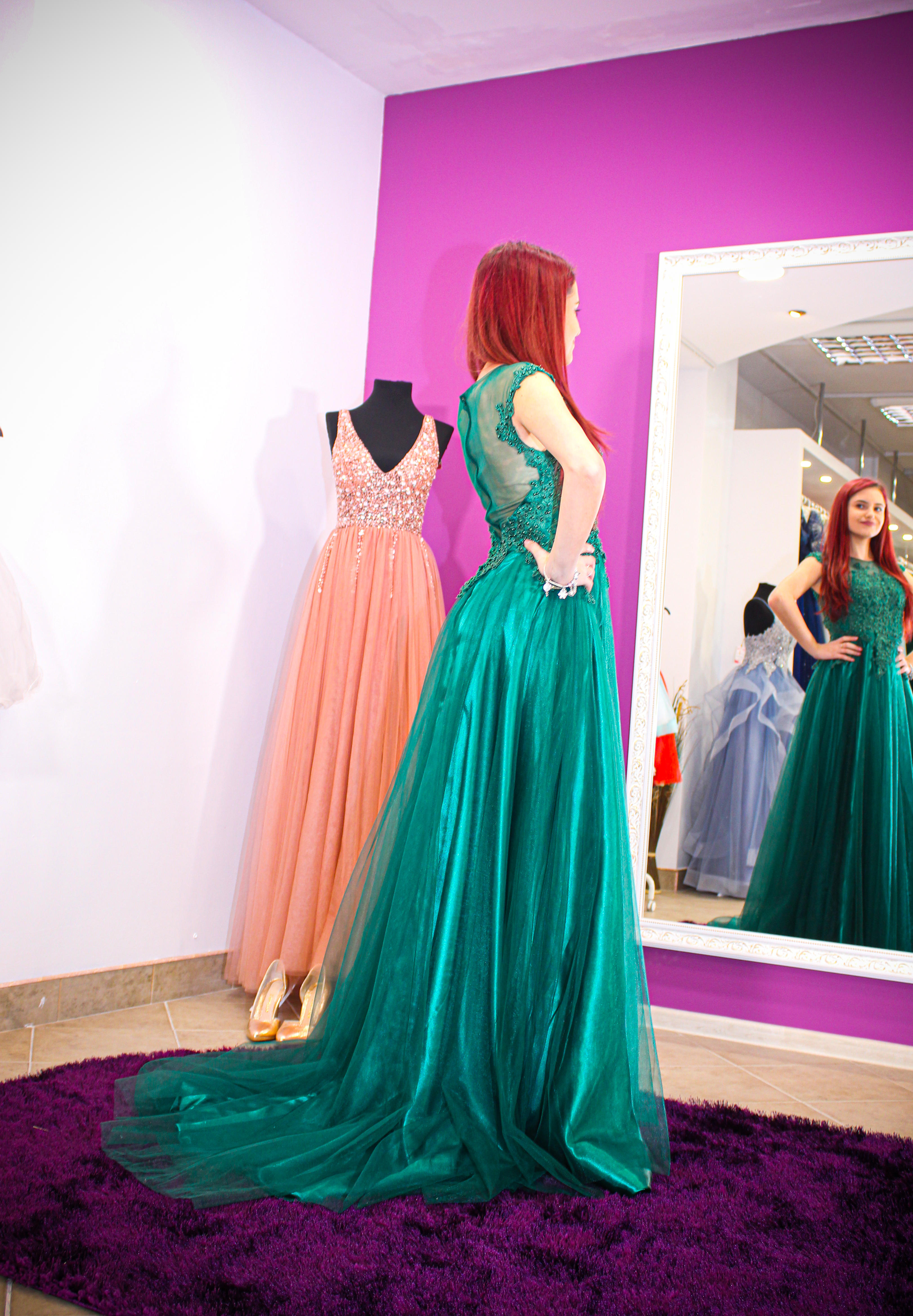 Long elegant green dress with train and lace on the bust Long elegant green dress with train and lace on the bust