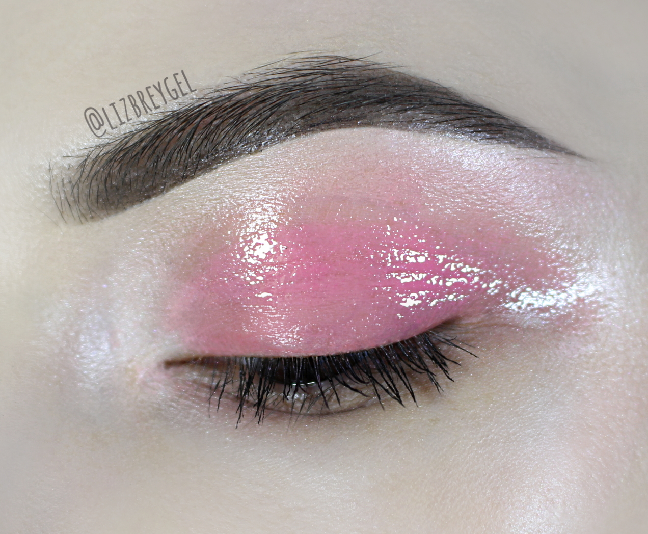 MAKEUP TREND DISSECTION: GLOSSY EYELIDS MAKEUP TREND DISSECTION: GLOSSY EYELIDS