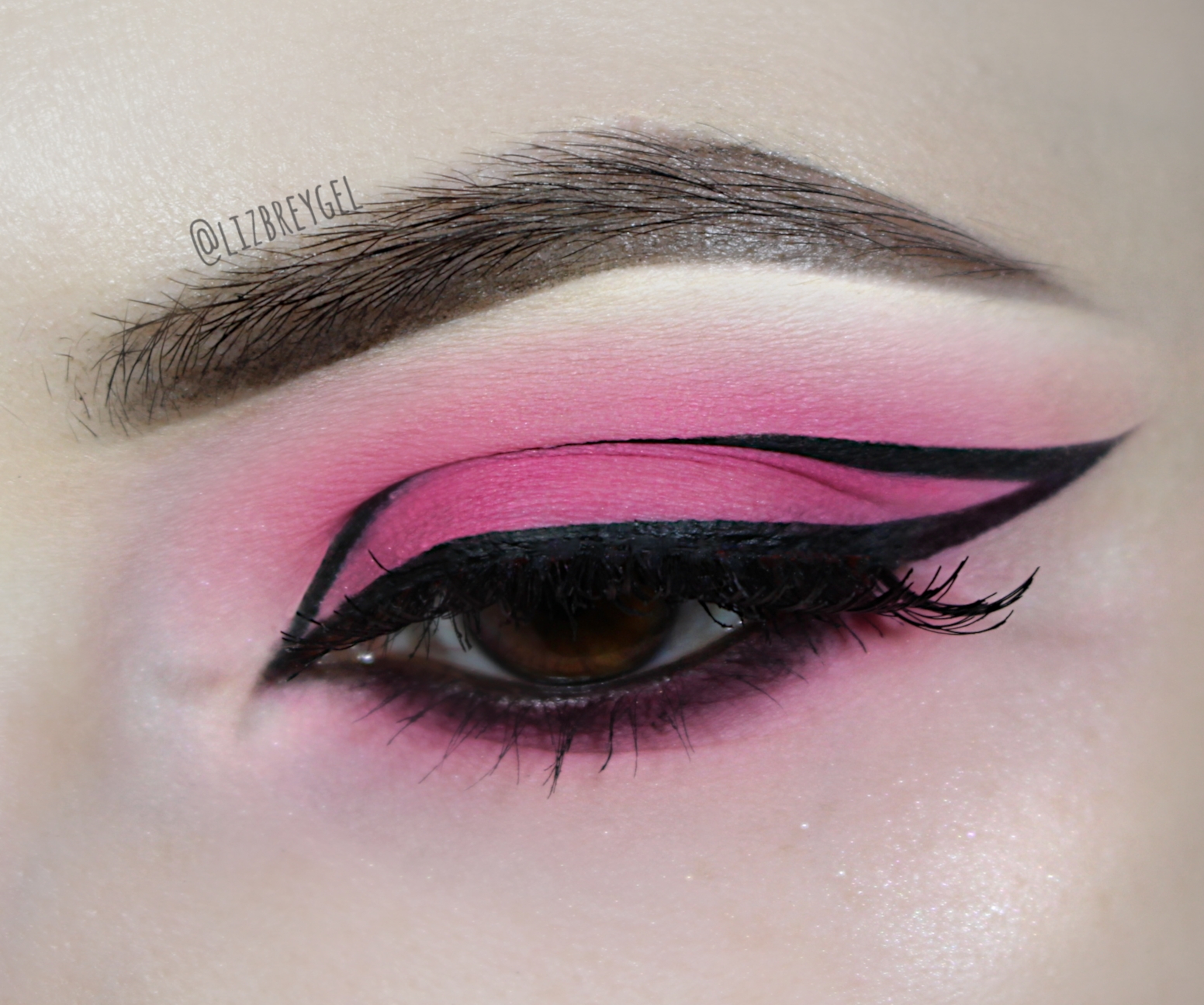 CREATIVE VALENTINE'S DAY MAKEUP | PINK EYESHADOW & GRAPHIC EYELINER TUTORIAL CREATIVE VALENTINE'S DAY MAKEUP | PINK EYESHADOW & GRAPHIC EYELINER TUTORIAL